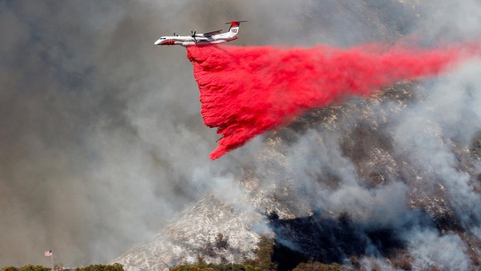 Upaya pemadaman kebakaran di Los Angeles terus dilakukan. Tidak hanya dari darat, pemadaman juga dilakukan lewat udara dengan mengerahkan pesawat dan helikopter.