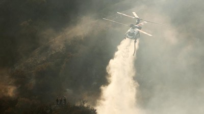 Pesawat-Helikopter Dikerahkan untuk Padamkan Kebakaran Hutan Los Angeles