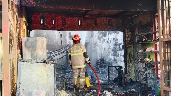 Petugas berjibaku padamkan api yang hanguskan toko kelontong di Ciamis