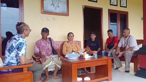 Petugas Disnakerperin Jembrana mengunjungi rumah duka PMI meninggal di AS akibat kanker, Senin (13/1/2025). (Dok. Pemkab Jembrana)