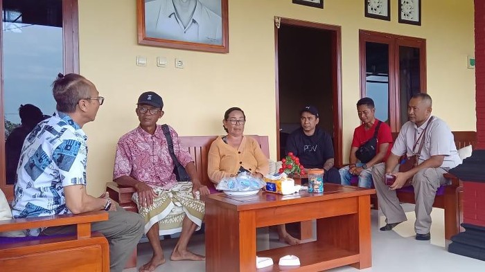 Petugas Disnakerperin Jembrana mengunjungi rumah duka PMI meninggal di AS akibat kanker, Senin (13/1/2025). (Dok. Pemkab Jembrana)