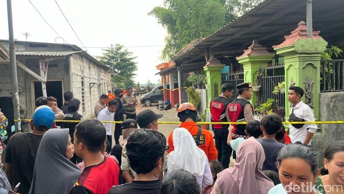 Polisi melakukan olah TKP di rumah meledak tewaskan ibu dan anak di Mojokerto