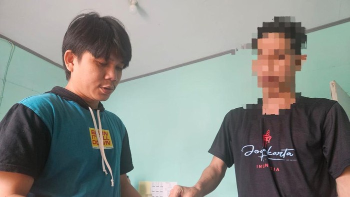 Polisi menangkap pria yang mengisap ganja di atap masjid Gorontalo.