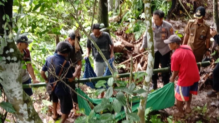 Polisi mengevakuasi korban yang tewas di sungai saat mencari ikan
