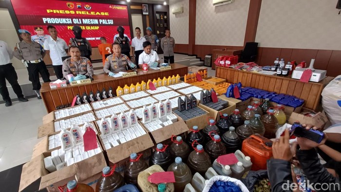 Polresta Cilacap jumpa pers kasus oli palsu, Senin (13/1/2025).