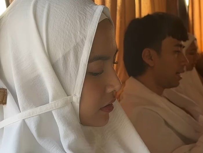 Potret gaya hijab Yura Yunita, Mahalini, Sheila Dara dan Aaliyah Massaid kompak umrah bersama pasangan.