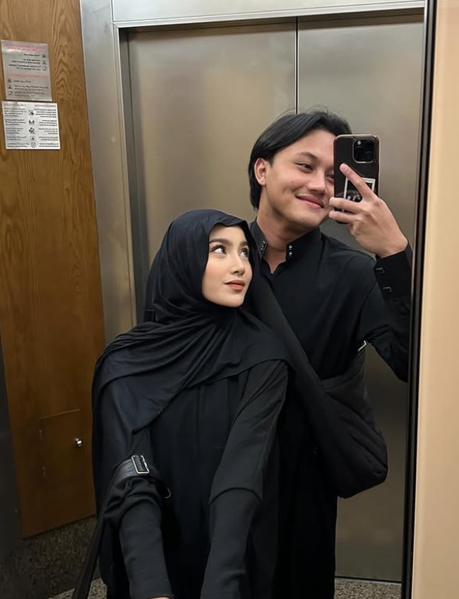 Melalui akun Instagramnya Rizky Febian mengabadikan momen selfie dengan istri tercinta di depan cermin. Mahalini tampil cantik dengan gaya hijab serba hitam. Foto: Dok. Instagram @rizkyfbian.
