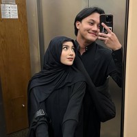 Melalui akun Instagramnya Rizky Febian mengabadikan momen selfie dengan istri tercinta di depan cermin. Mahalini tampil cantik dengan gaya hijab serba hitam. Foto: Dok. Instagram @rizkyfbian.