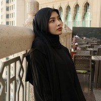 Penampilan Mahalini terlihat pangling saat umrah pertamanya ketika tengah hamil besar tujuh bulan. Ia terlihat memesona saat mengenakan hijab pashmina mleyot dan abaya hitam. Istri Rizky Febian ini membentuk hijab menutupi leher dan menyampirkan satu sisi ke belakang ketika berada di Mekkah. Foto: Dok. Instagram @rizkyfbian.