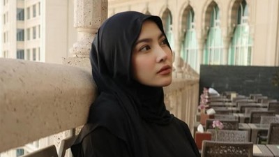 7 Potret Gaya Artis Mualaf Saat Ibadah Umrah, Terbaru Mahalini