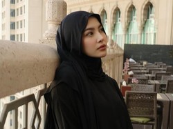 7 Potret Gaya Artis Mualaf Saat Ibadah Umrah, Terbaru Mahalini