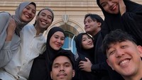Cantiknya Lini ya Allah keren banget nggak heboh sana sini tahu-tahu umrah, ungkap akun ters****. Suka banget sama Lini dengan gaya hijabnya ah Iky yang sukses ajak istrinya itu, papar akun gdtyre****. Foto: Dok. Instagram @rizkyfbian.