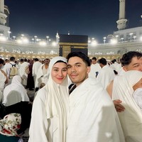 Selain Mahalini dan Rizky Febian, Aaliyah Massaid juga umrah bersama suaminya Thariq Halilintar. Alhamdulillahh.. tahun lalu doanya disini  ya Allah semoga kl diberi kesempatan kesini lagi sudah dengan seorang istri alhamdulillah terkabul❤️ semoga di lain waktu kl diberi kesempatan balik lg sudah dengan seorang... hehe😅, tulis @aaliyah.massaid dan @thariqhalilintar. Keduanya terlihat bahagia saat berada di depan Kabah. Foto: Dok. Instagram @aaliyah.massaid.