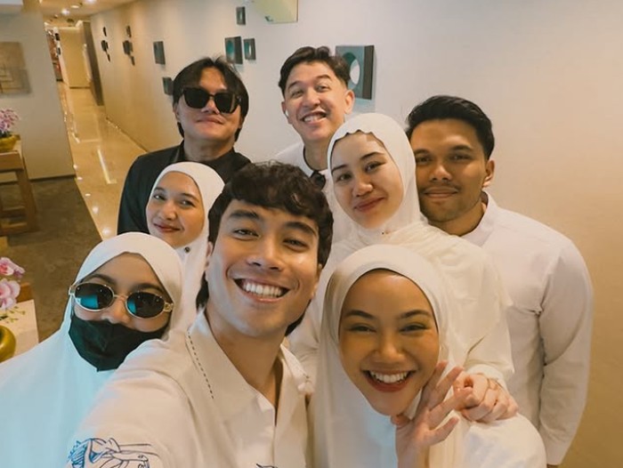 Potret gaya hijab Yura Yunita, Mahalini, Sheila Dara dan Aaliyah Massaid kompak umrah bersama pasangan Potret gaya hijab Yura Yunita, Mahalini, Sheila Dara dan Aaliyah Massaid kompak umrah bersama pasangan.