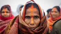 Di tengah peringatan publik untuk berjalan dalam barisan tanpa berhenti di mana pun, massa berbaris menuju tempat mandi untuk menunggu matahari terbit di pertemuan tiga sungai suci, Gangga, Yamuna, dan Saraswati yang mistis dan tak terlihat. REUTERS/Adnan Abidi