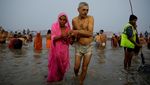 Potret Jutaan Umat Hindu Jalani Ritual Mandi Air Suci di India