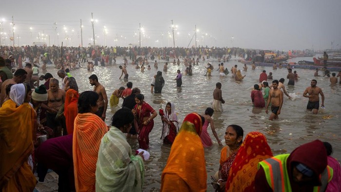 Devotees take a holy dip at Sangam, the confluence of the Ganges and Yamuna rivers with the mythical, invisible Saraswati river, during the Maha Kumbh Mela, or the Great Pitcher Festival, in Prayagraj, India, January 13, 2025. REUTERS/Adnan Abidi
