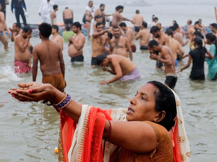 Potret Jutaan Umat Hindu Jalani Ritual Mandi Air Suci di India