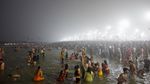 Potret Jutaan Umat Hindu Jalani Ritual Mandi Air Suci di India