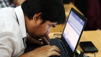 Para penyandang disabilitas langsung mempraktikkan materi yang disampaikan dalam latihan.