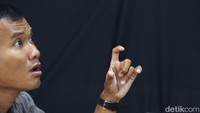 Para penyandang disabilitas tampak serius mengikuti latihan kerja.