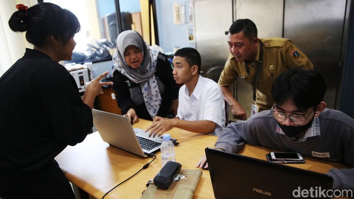 Suasana kelas administrasi umum khusus difabel di Pusat Pelatihan Kerja Daerah (PPKD) Jakarta Selatan,Jumat (10/1/2025). Sebanyak 15 peserta dibekali kemampuan mengoperasikan Microsoft Word, Excel, dan Power Point, serta berbagai program lain yang menunjang kegiatan administrasi.