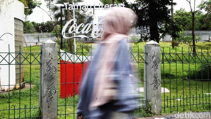 Viral video sejumlah orang dilarang membuat konten video di Taman Literasi Martha C Tiahahu, Jakarta, oleh seorang pria dari Ormas. Yuk lihat taman tersebut.
