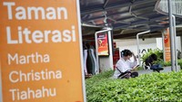 Sejumlah warga beraktivitas di Taman Literasi, Blok M, Jakarta Selatan, Senin (13/1/2025).  