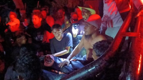 Proses evakuasi Ahmad Wahab, nelayan yang ditemukan tewas di perairan Pantai Kalaki, Desa Panda, Kecamatan Palibelo, Kabupaten Bima, NTB, Senin (13/1/2025) dini hari. (Dok. Pos SAR Bima)