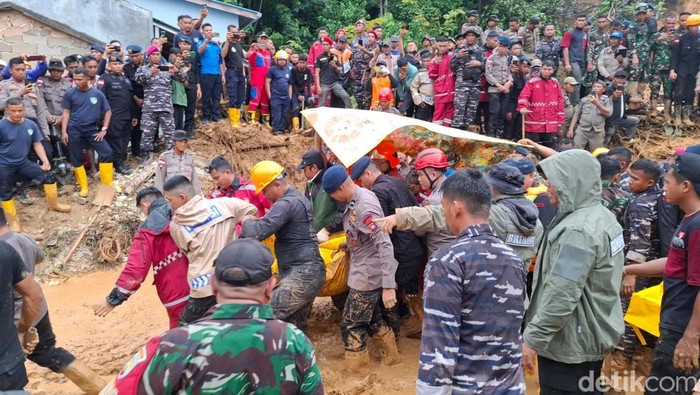 Proses evakuasi korban longsor di Perumahan Tiban Koperasi, Sekupang Batam oleh Tim SAR Gabungan.(Alamudin Hamapu/detikSumut)