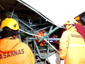 Longsor Terjang 5 Rumah di Batam, 4 Orang Hilang