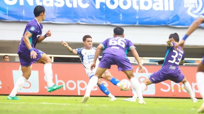 Pemain PSIS, Gali Freitas mendapat pengawalan ketat para pemain Persita di stadion Pakansari Bogor, Minggu (12/1/2025).