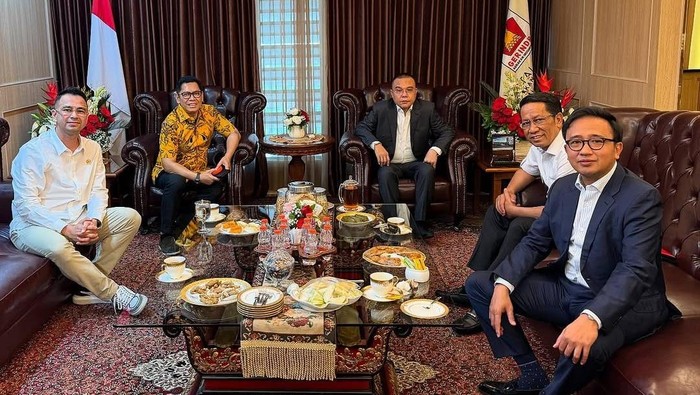 Raffi Ahmad menyambangi pimpinan DPR RI, Senin (13/1/2025). (dok. IG Raffi Ahmad).