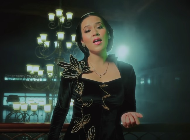 Melalui caption unggahannya di Instagram, Raisa menulis, “Maturnuwun kesempatannya mas @ahmaddhaniofficial aku jadi bisa ngerasain pakai adat Jawa di MV Begitulah Cinta - Ahmad Dhani ft Raisa.”  Foto: dok. Youtube Dewa19