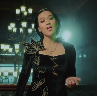 Melalui caption unggahannya di Instagram, Raisa menulis, “Maturnuwun kesempatannya mas @ahmaddhaniofficial aku jadi bisa ngerasain pakai adat Jawa di MV Begitulah Cinta - Ahmad Dhani ft Raisa.”  Foto: dok. Youtube Dewa19