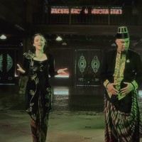 Dalam video klip ‘Begitulah Cinta’, Raisa dan Ahmad Dhani muncul di bagian akhir, memerankan pasangan yang tengah menjalani upacara adat Jawa. Raisa berterima kasih kepada Ahmad Dhani karena diajak berkolaborasi dan bisa merasakan menggunakan kebaya Jawa. Foto: dok. Youtube Dewa19