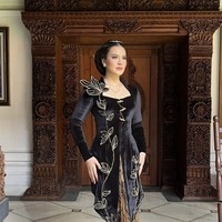 Tidak hanya suara merdu Raisa yang dipuji, namun juga penampilannya yang bak seorang pengantin Jawa. Dalam foto-foto yang diunggah pada Sabtu (11/1/2025), Raisa tampil memukau dengan kebaya Jawa berwarna hitam yang modern namun tetap bernuansa tradisional. Foto: dok. Instagram @raisa6690