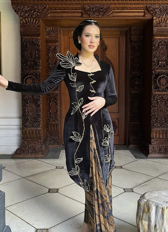 Kebaya yang dikenakan Raisa merupakan karya Kenakan by Syifa Nurafantin yang memadukan keanggunan klasik dengan detail modern.  Foto: dok. Instagram @raisa6690