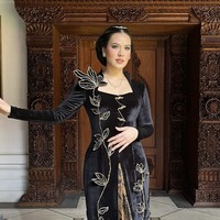 Kebaya yang dikenakan Raisa merupakan karya Kenakan by Syifa Nurafantin yang memadukan keanggunan klasik dengan detail modern.  Foto: dok. Instagram @raisa6690