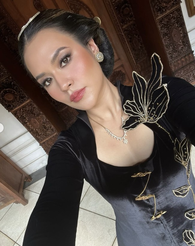 Bordir dengan motif floral yang terinspirasi dari sulur bunga menghiasi kebaya, memberikan twist modern. Warna keemasan bordir menciptakan kontras indah dengan warna hitam dasar kebaya. Foto: dok. Instagram @raisa6690