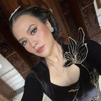 Bordir dengan motif floral yang terinspirasi dari sulur bunga menghiasi kebaya, memberikan twist modern. Warna keemasan bordir menciptakan kontras indah dengan warna hitam dasar kebaya. Foto: dok. Instagram @raisa6690