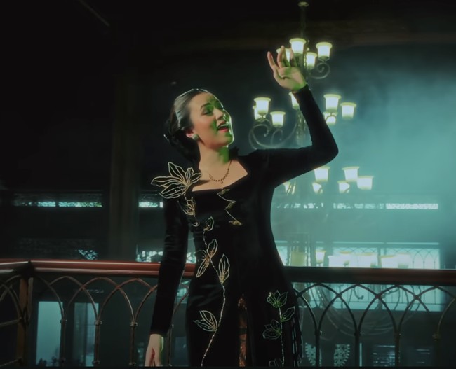 Raisa memadukan kebaya ini dengan kain batik bermotif parang. Warna cokelat keemasan kain batik menyempurnakan harmonisasi keseluruhan busana. Foto: dok. Youtube Dewa19