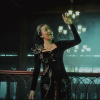 Raisa memadukan kebaya ini dengan kain batik bermotif parang. Warna cokelat keemasan kain batik menyempurnakan harmonisasi keseluruhan busana. Foto: dok. Youtube Dewa19