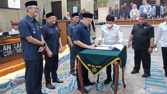Rapat paripurna DPRD Kota Cirebon pengumuman penetapan pasangan calon wali kota dan wakil wali kota Cirebon terpilih