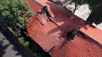 Foto udara kondisi atap ruang kelas yang ambruk di SDN Mekarjaya 29, Depok, Jawa Barat, Senin (13/1/2024).
