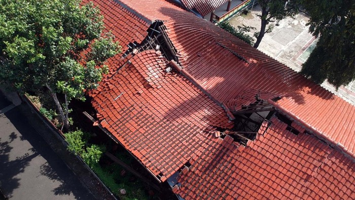 Foto udara kondisi atap ruang kelas yang ambruk di SDN Mekarjaya 29, Depok, Jawa Barat, Senin (13/1/2024). Menurut pihak sekolah, ambruknya atap sekolah dikarenakan material bangunan yang sudah rapuh serta lapuk, dan dalam kejadian tersebut tidak ada korban jiwa. ANTARA FOTO/Yulius Satria Wijaya/YU