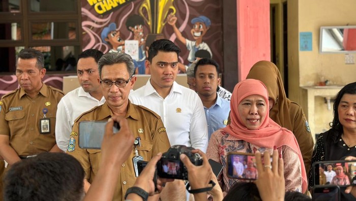 Rombongan Fraksi Gerindra DPRD Jatim bersama Khofifah meninjau pelaksanaan program Makan Bergizi Gratis di Surabaya.