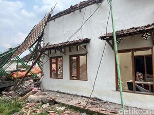 4 Rumah Rusak dalam Ledakan yang Tewaskan Ibu dan Anak di Mojokerto