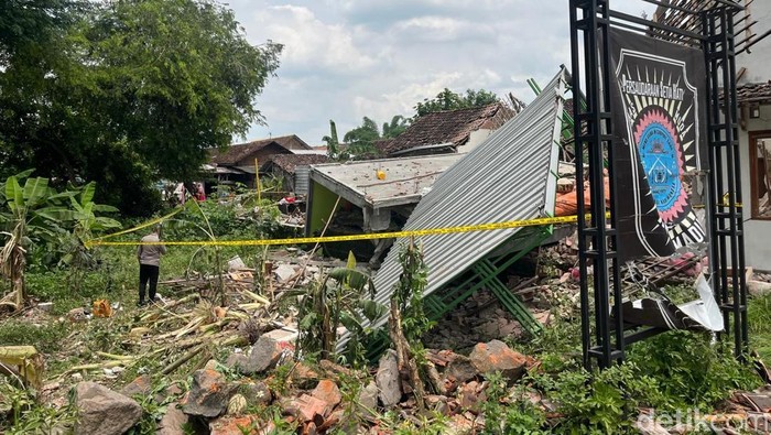 Rumah meledak di Mojokerto tewaskan ibu dan anak