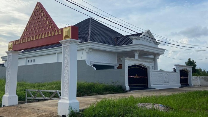 Rumah milik Kadisnakertrans Sumsel yang bagian depannya terdapat gapura tanjak mirip perkantoran di Pemprov Sumsel.
